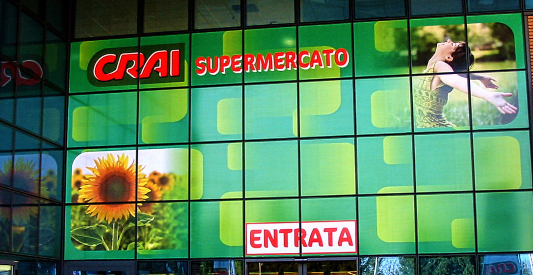 vetrata interamente decorata di un noto supermercato
